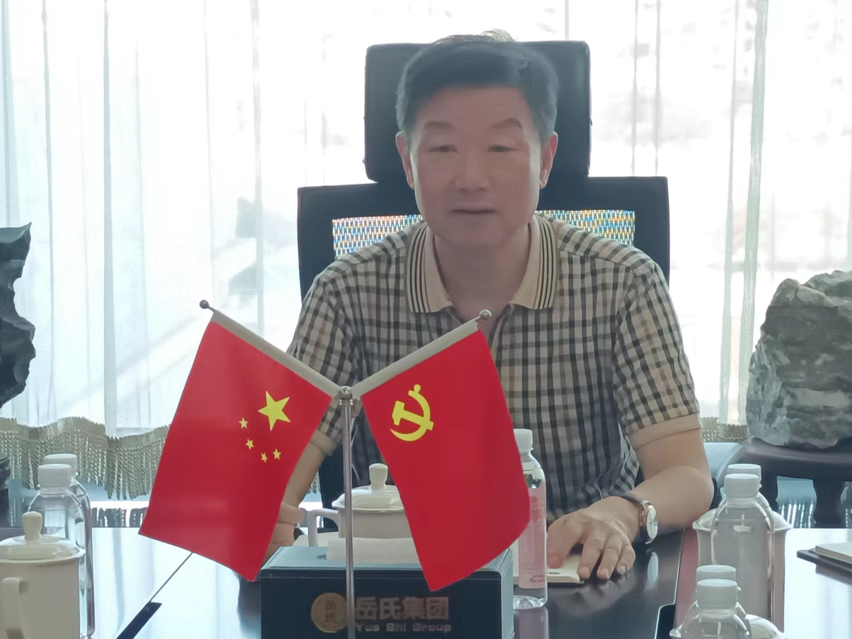 連手機(jī)都放不下，你還能放下什么？——岳氏集團(tuán)召開(kāi)季度管理工作懇談會(huì)