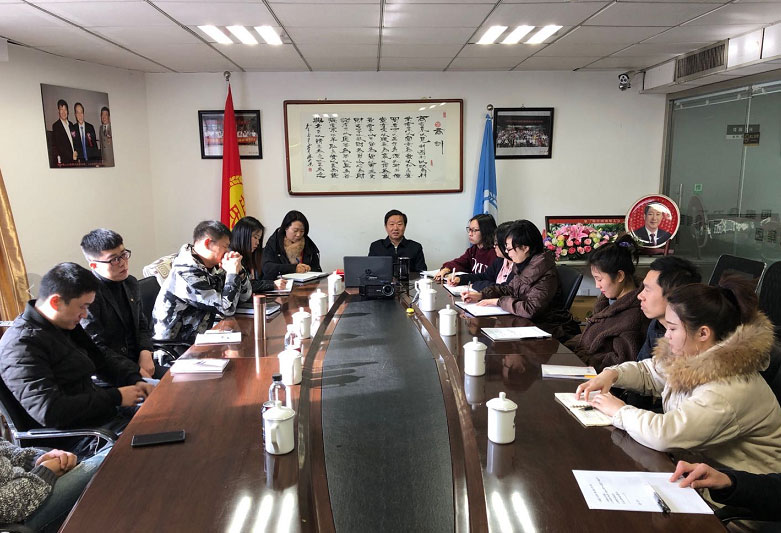岳氏集團(tuán)董事長、中醫(yī)藥康養(yǎng)委員會(huì)主任岳平安與北京全球商源文化傳播公司簽訂戰(zhàn)略合作協(xié)議